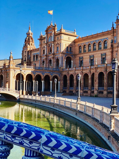 reunión comunitaria en centro cultural de barrio en España